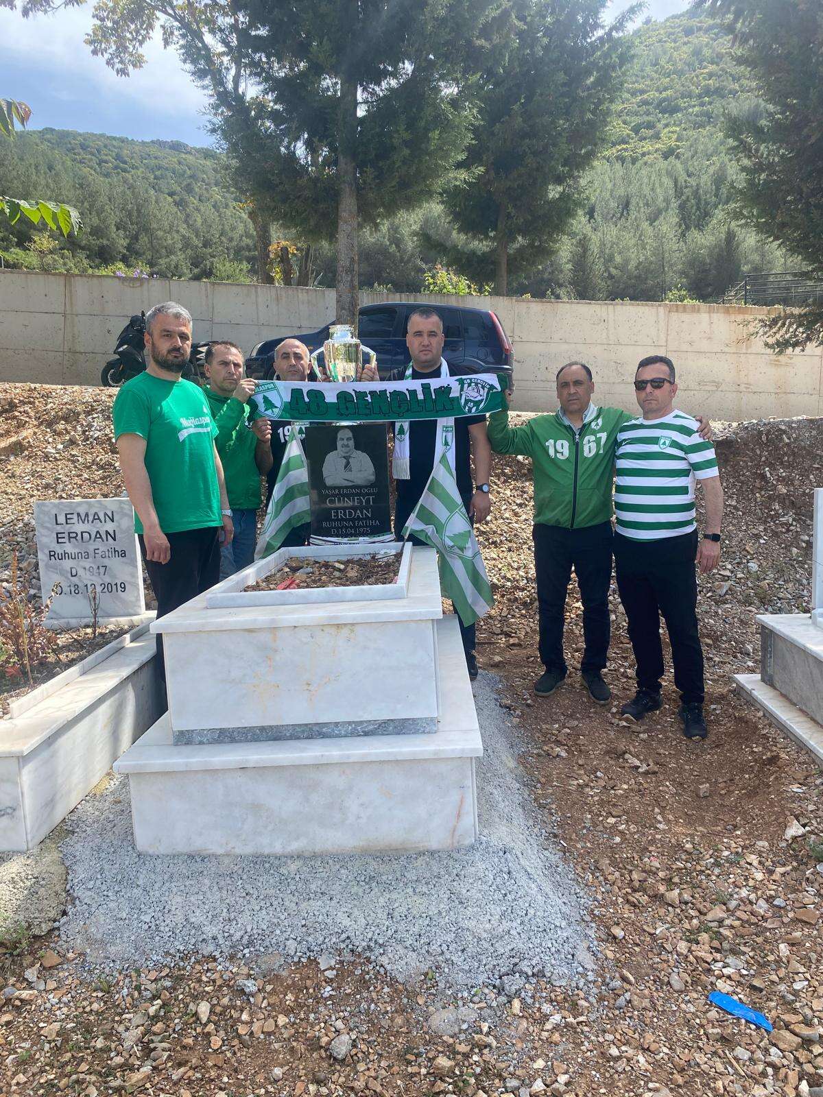 Muğlaspor Taraftarlarından Anlamlı Hareket: Şampiyonluk Kupası Kabirlere Götürüldü 7